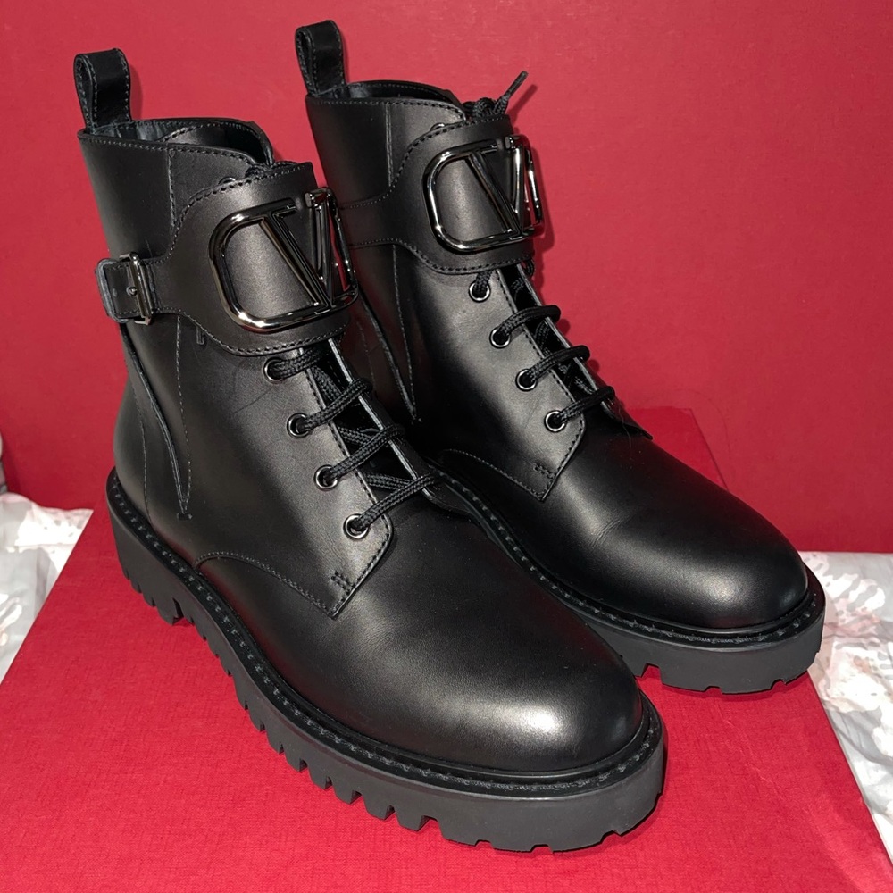 NWT Valentino Garavani V-Logo Combat Boot Black 40